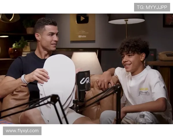 C 罗父子赤膊同框！40 岁总裁肌肉依旧，14 岁迷你罗身高 1 米 85，网友：基因复制粘贴(2)